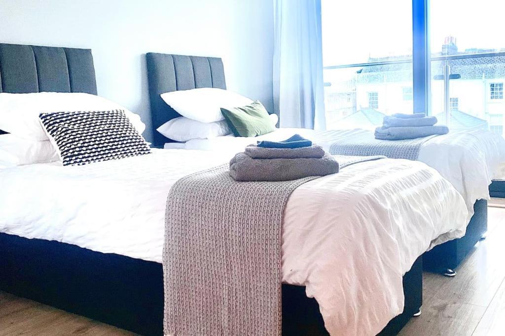 Luxury Close To Theatre, Barbican & 2 Kings Or 4 Single Beds Secure Covered Parking Apartment Plymouth