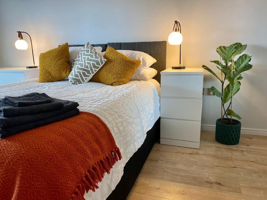 Luxury Close To Theatre, Barbican & 2 Kings Or 4 Single Beds Secure Covered Parking