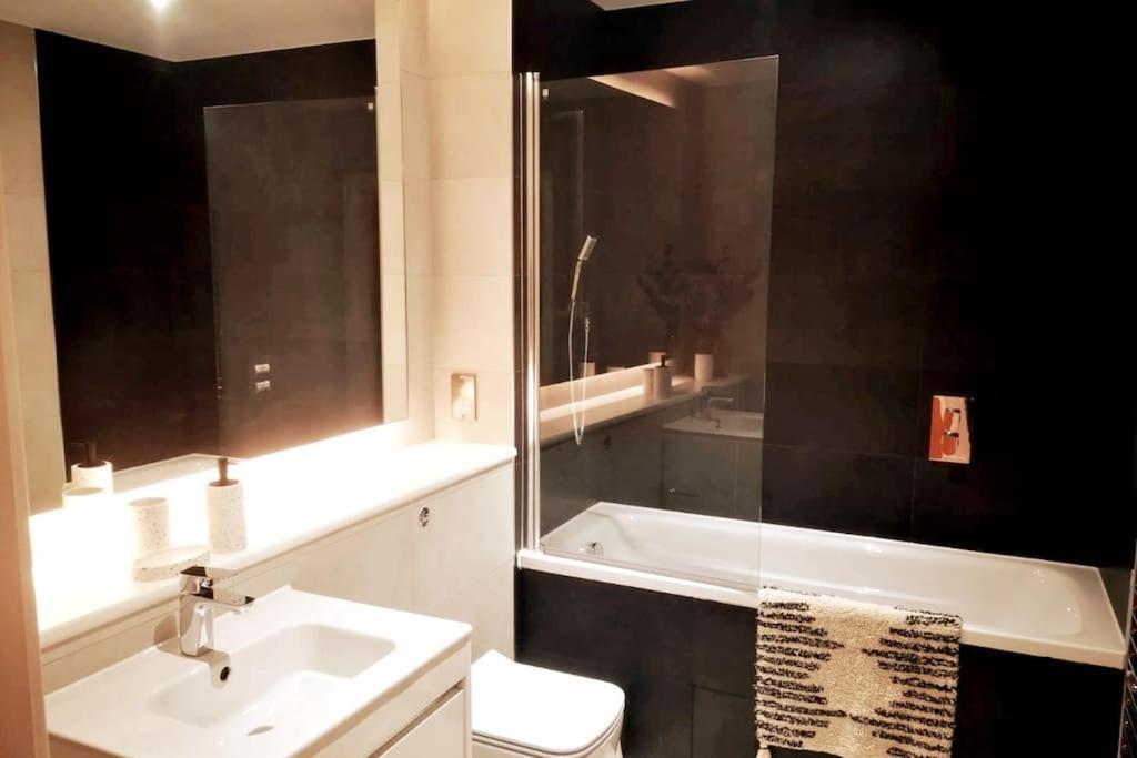 Apartment Luxury Close To Theatre, Barbican & 2 Kings Or 4 Single Beds Secure Covered Parking Plymouth