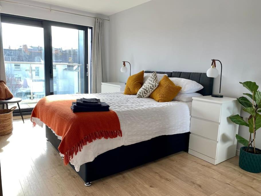 Luxury Close To Theatre, Barbican & 2 Kings Or 4 Single Beds Secure Covered Parking * Plymouth