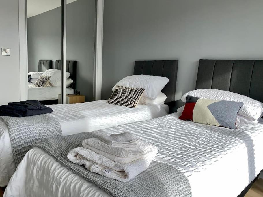 Luxury Close To Theatre, Barbican & 2 Kings Or 4 Single Beds Secure Covered Parking * Plymouth