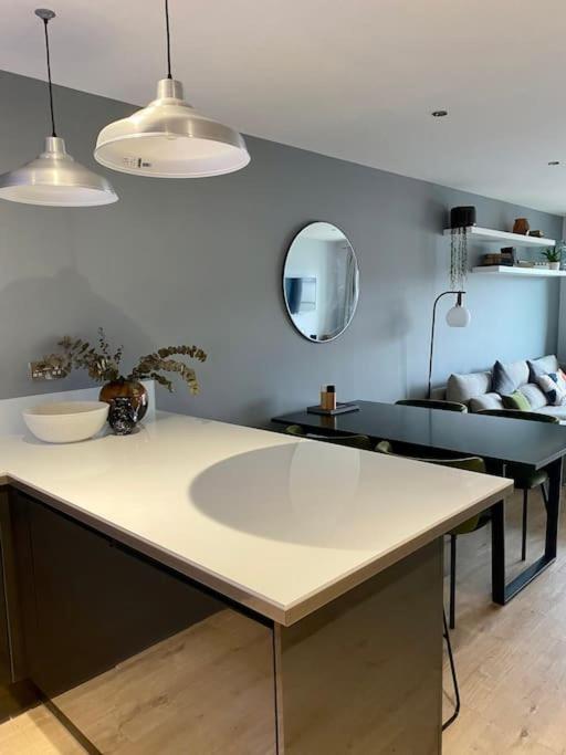 Apartment Luxury Close To Theatre, Barbican & 2 Kings Or 4 Single Beds Secure Covered Parking