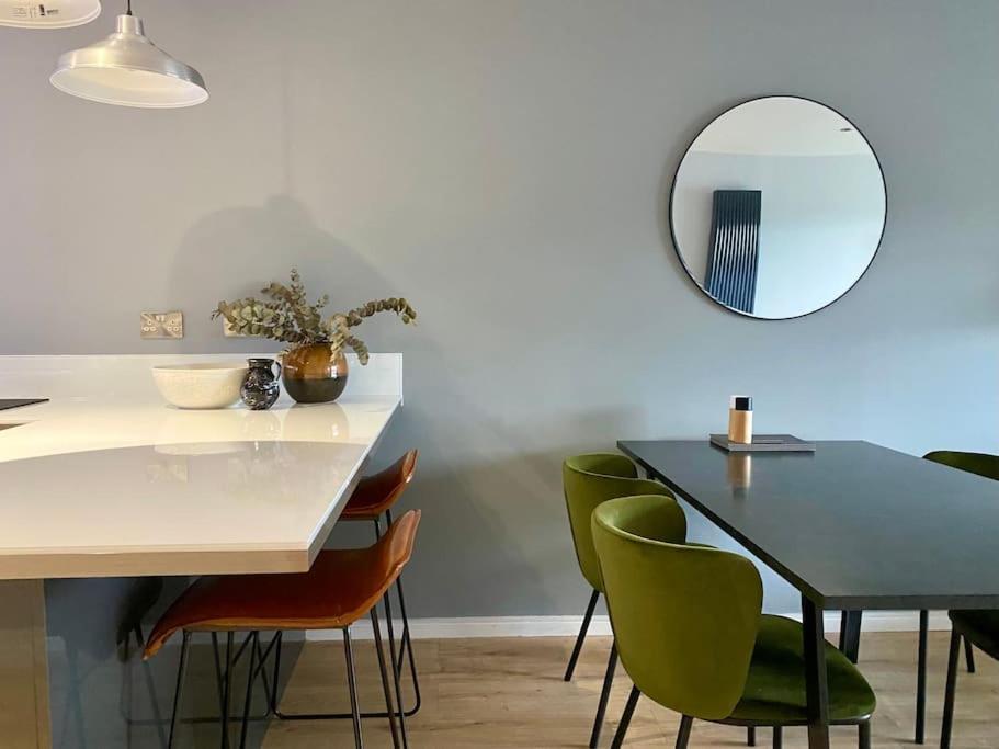 Luxury Close To Theatre, Barbican & 2 Kings Or 4 Single Beds Secure Covered Parking Apartment *