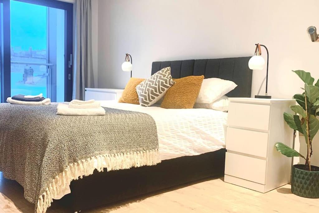 Luxury Close To Theatre, Barbican & 2 Kings Or 4 Single Beds Secure Covered Parking *